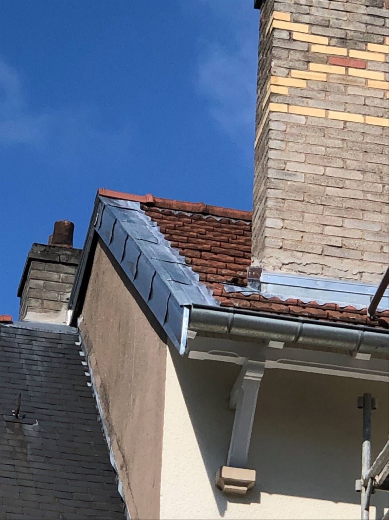 Maison avec de la zinguerie visible