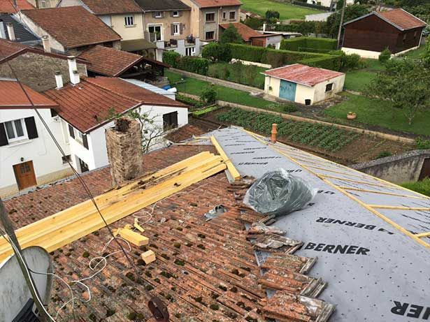 Travaux de pose de tuiles d'une maison