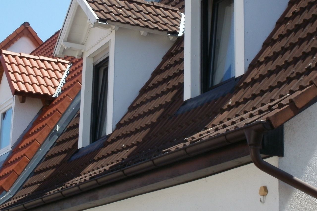 Fenêtres de toit d'une toiture avec des tuiles