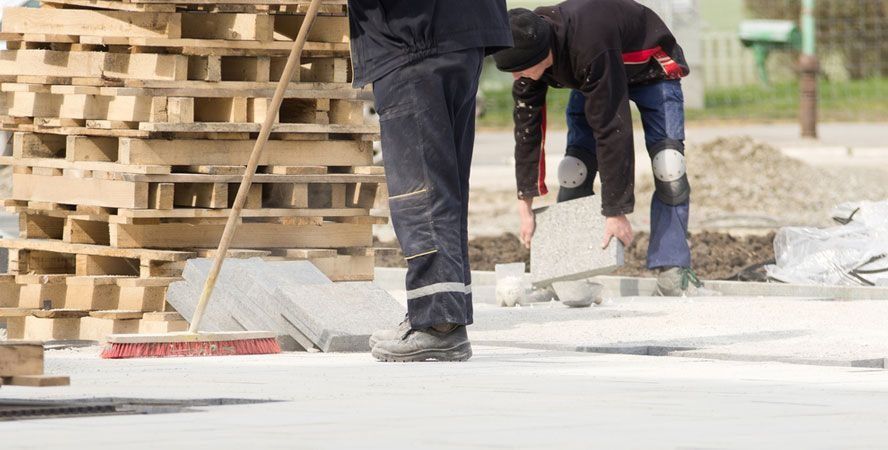 Un grupo de trabajadores de la construcción está trabajando en un sitio de construcción.