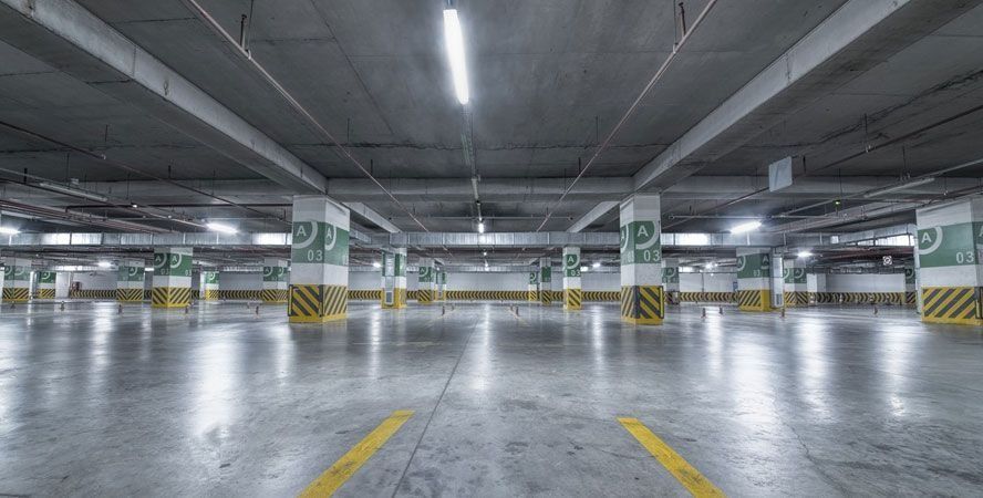Un aparcamiento subterráneo vacío con muchas plazas de aparcamiento.