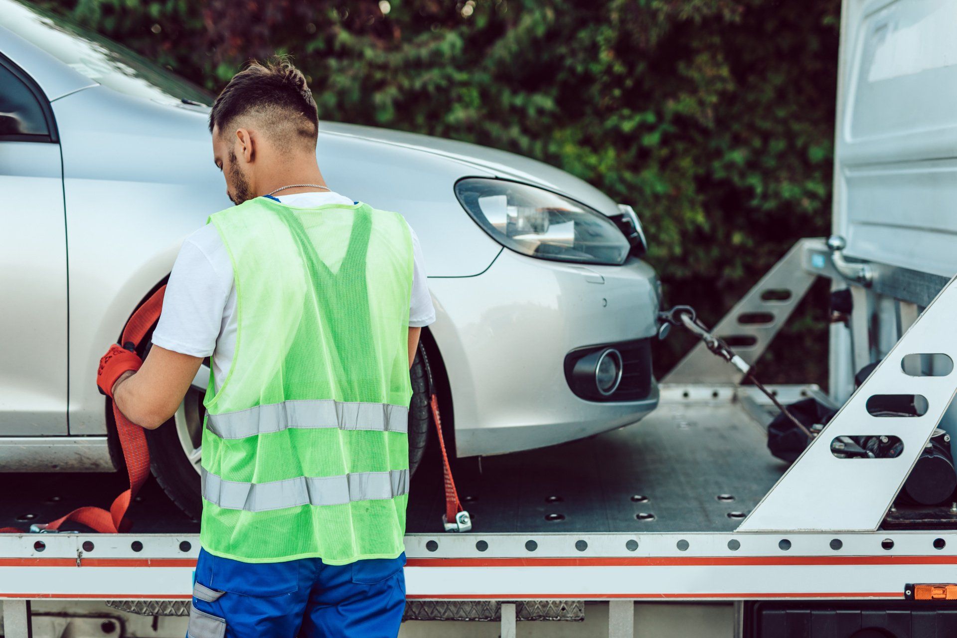 Dépanneur accrochant une voiture