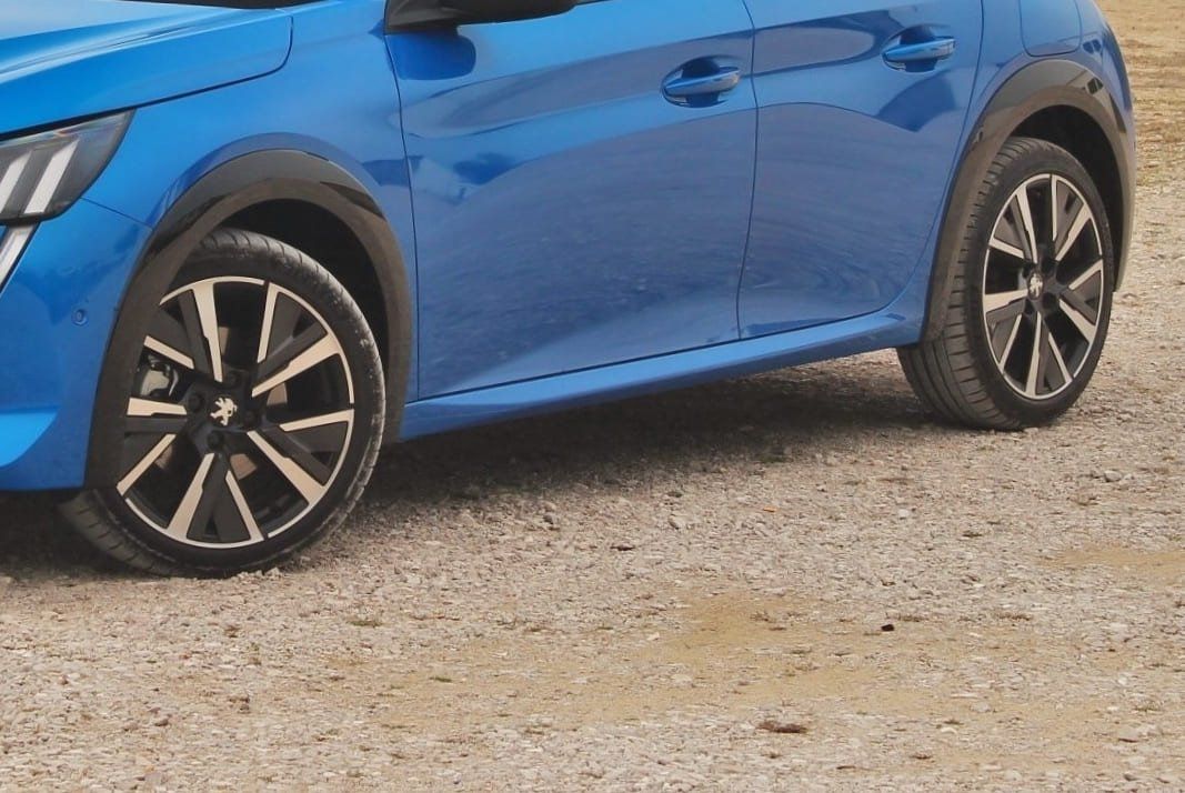 Gros plan sur les jantes d'une voiture Peugeot