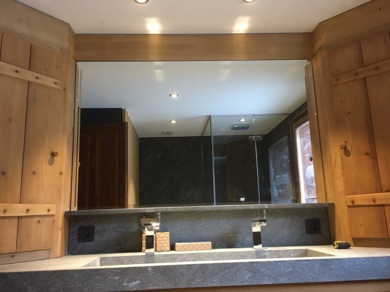 Miroir de salle de bains sur support en bois