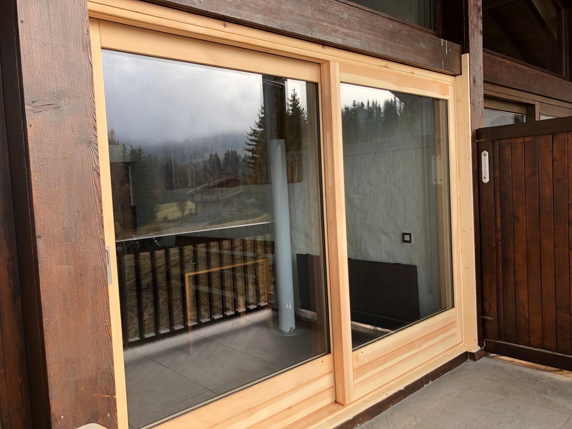 création baie vitré en bois pour un restaurant par l'entreprise Miroiterie Berthiller