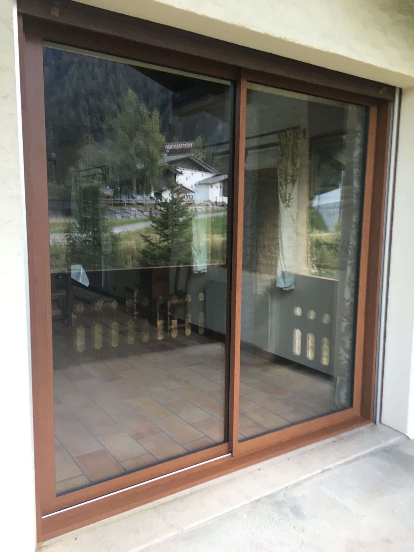 baie vitrée en bois foncé coulissante