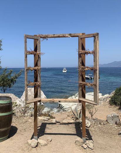 Verre trempé découpe au jet d'eau et façonnage selon gabarit