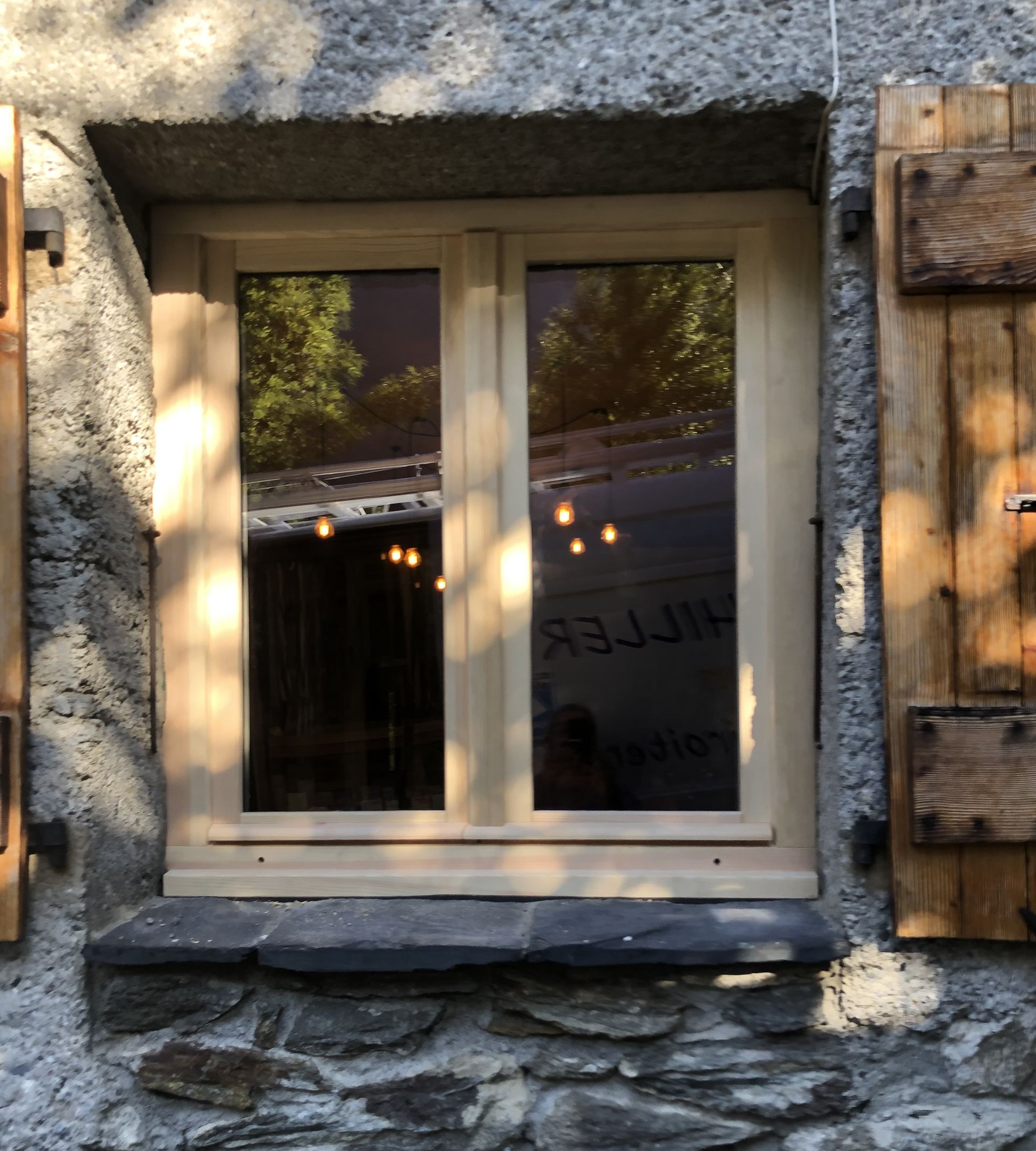 création fenêtre en bois à battant par l'entreprise Miroiterie Berthiller