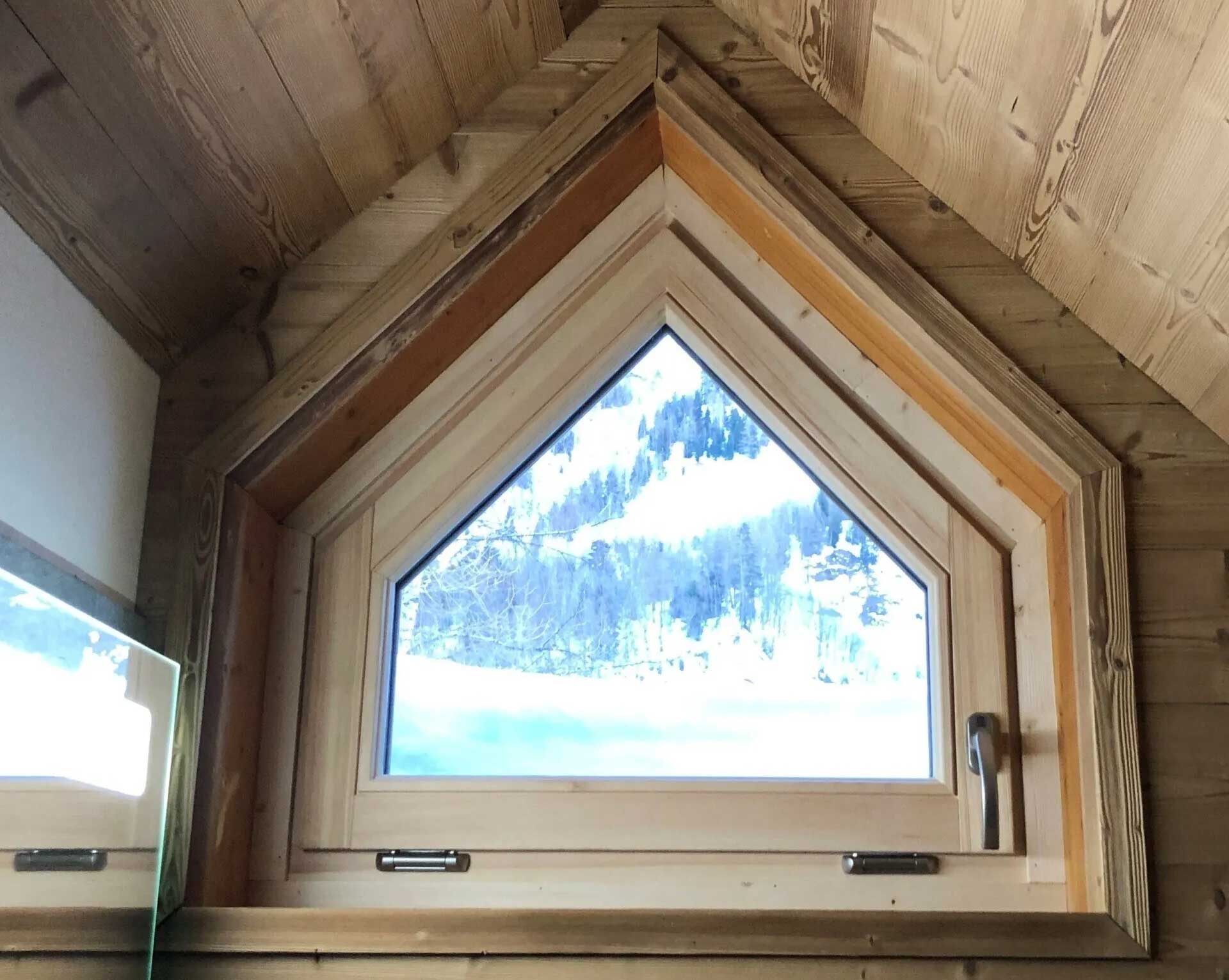 Petite fenêtre en forme de pentagone, structure en bois