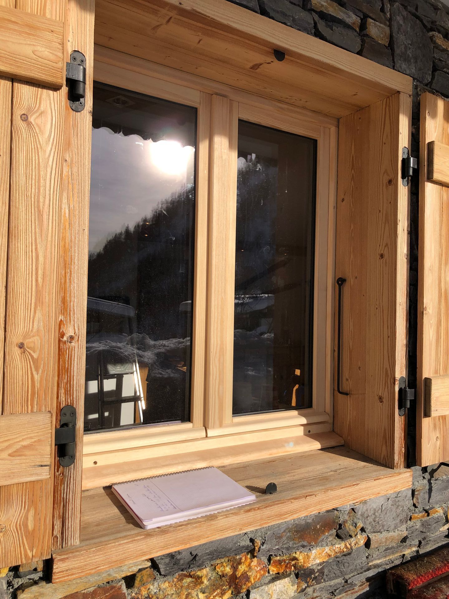 création fenêtre en bois à battant avec volets par l'entreprise Miroiterie Berthiller