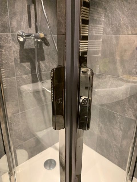 installation de porte en verre pour une douche