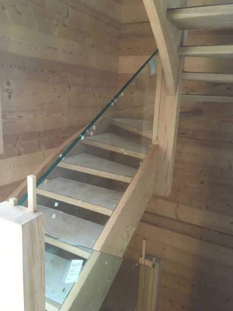 installation de garde corps en verre pour un escalier