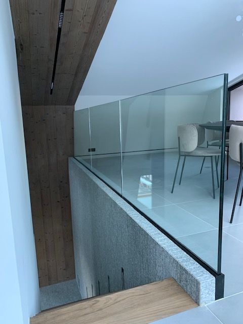 Garde-corps en verre dans une maison vue 2