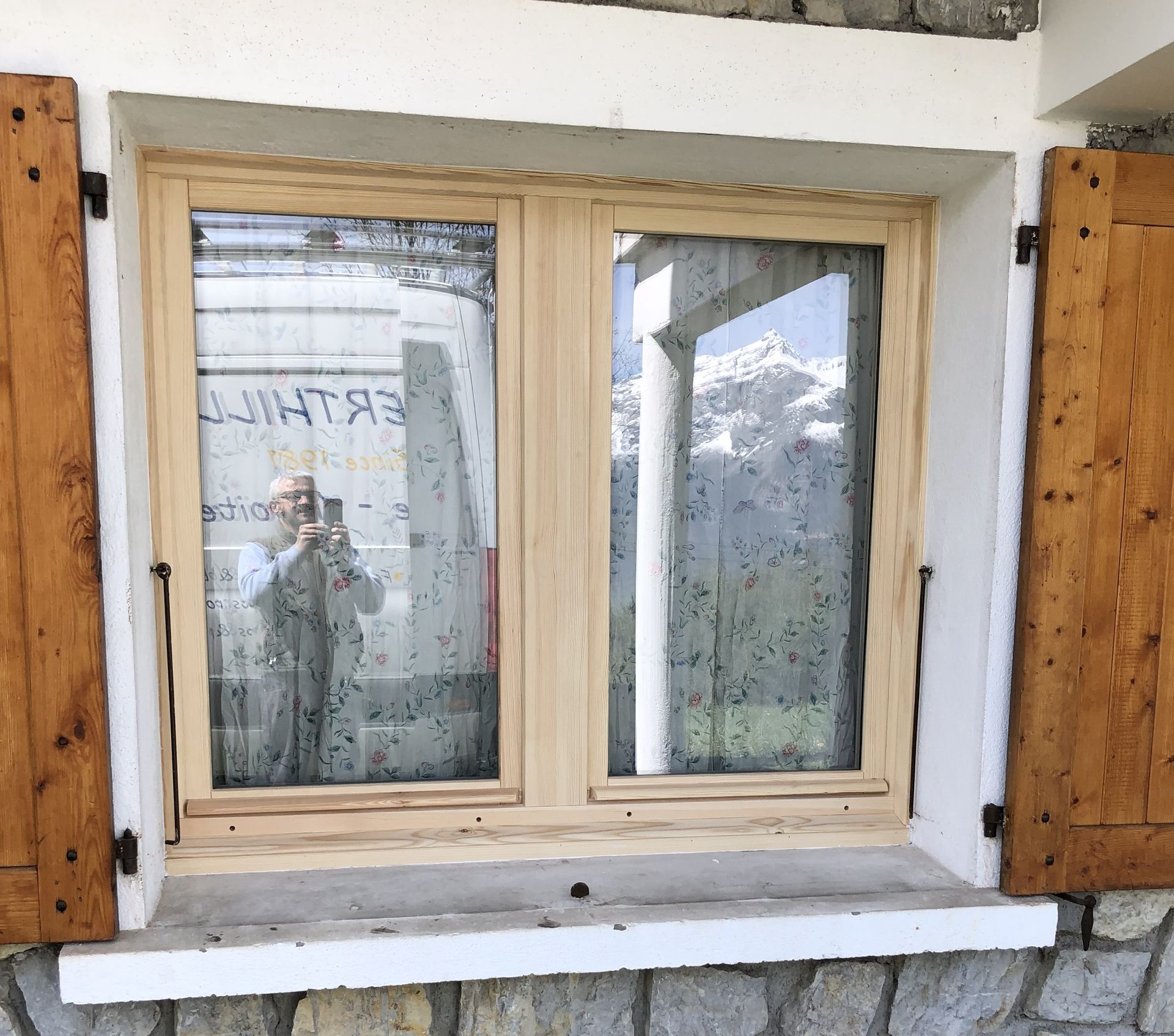 fenêtre à battant en bois clair