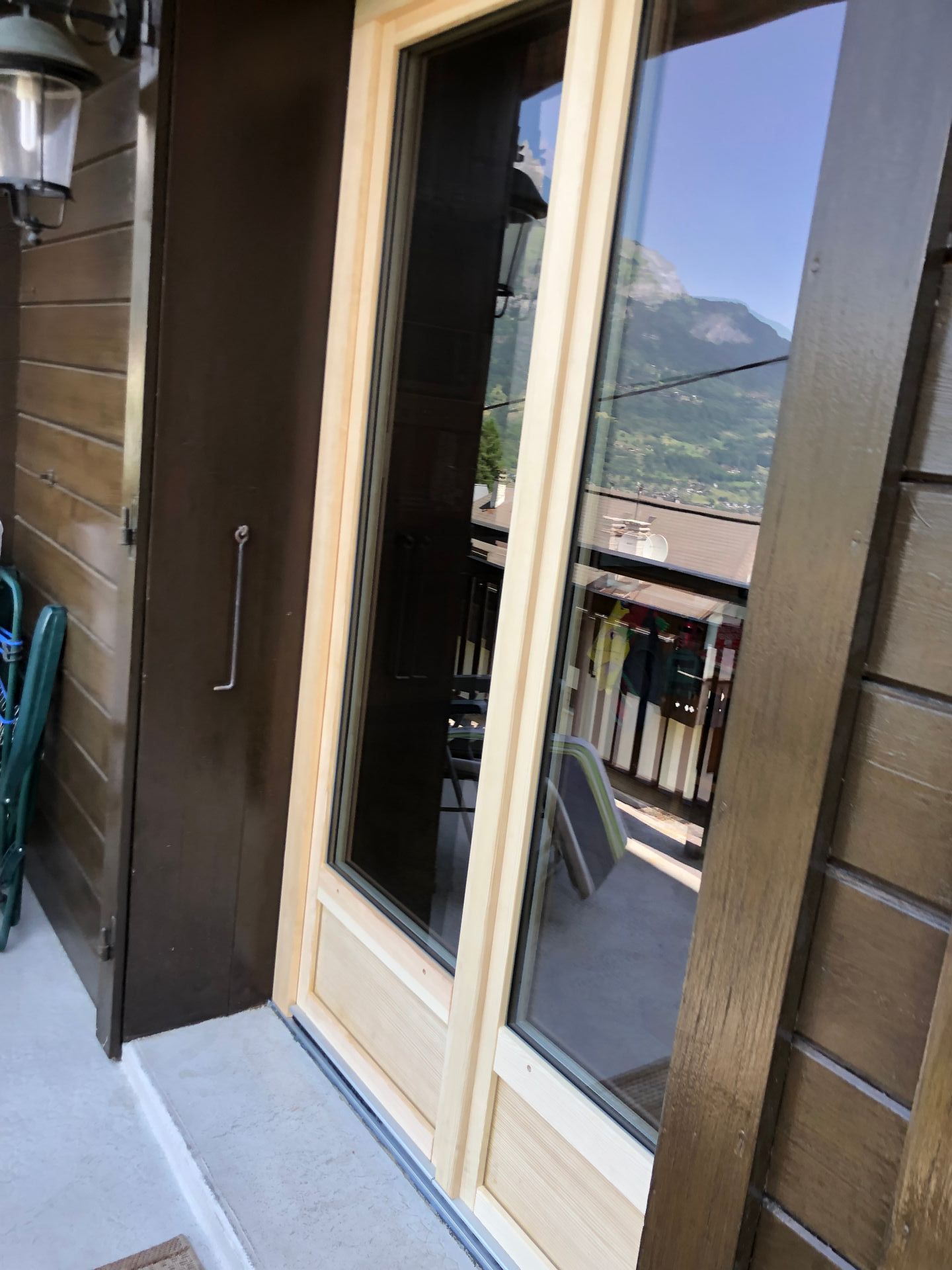 porte fenêtre en bois clair