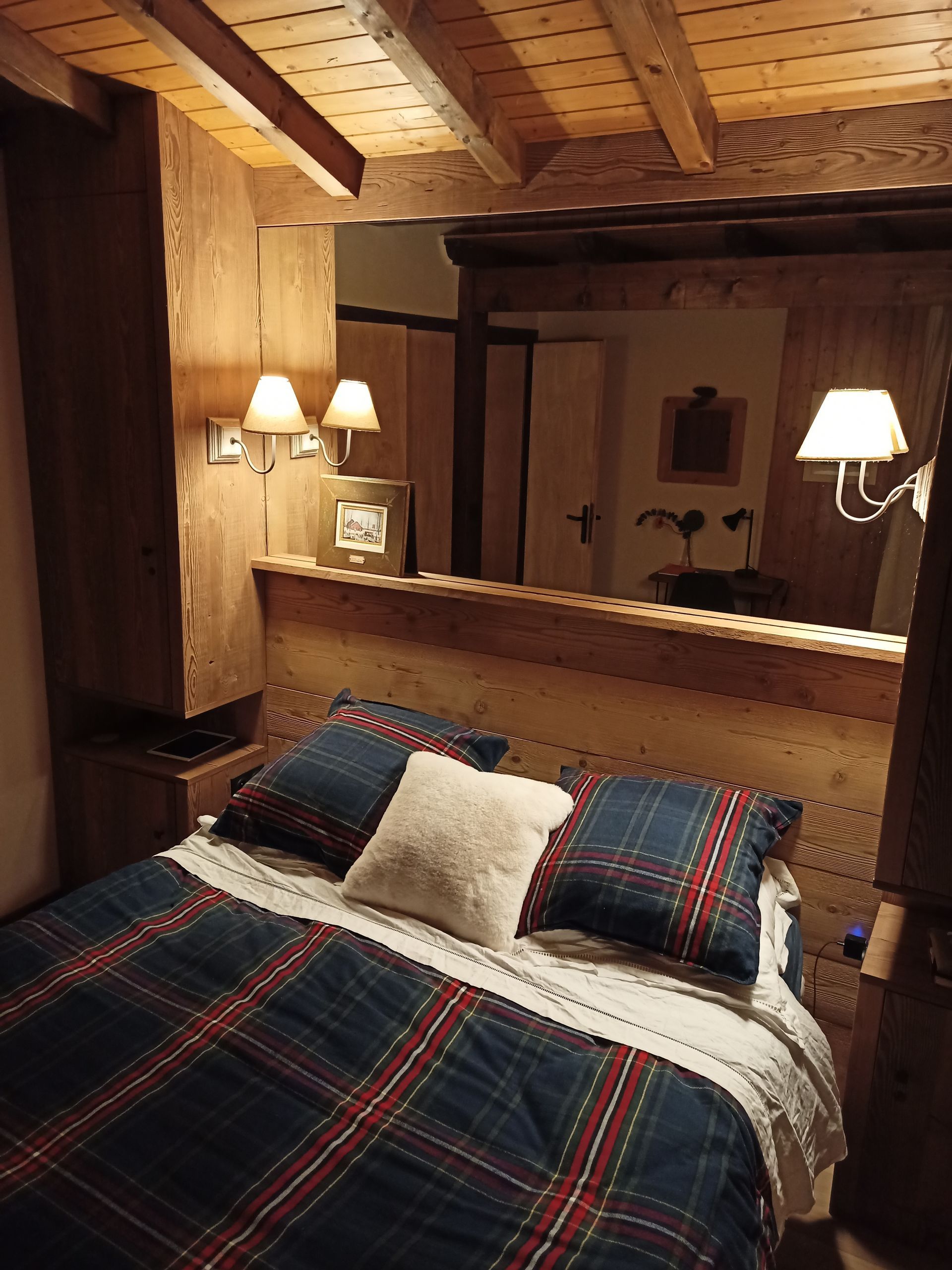 Miroir au dessus d'un lit