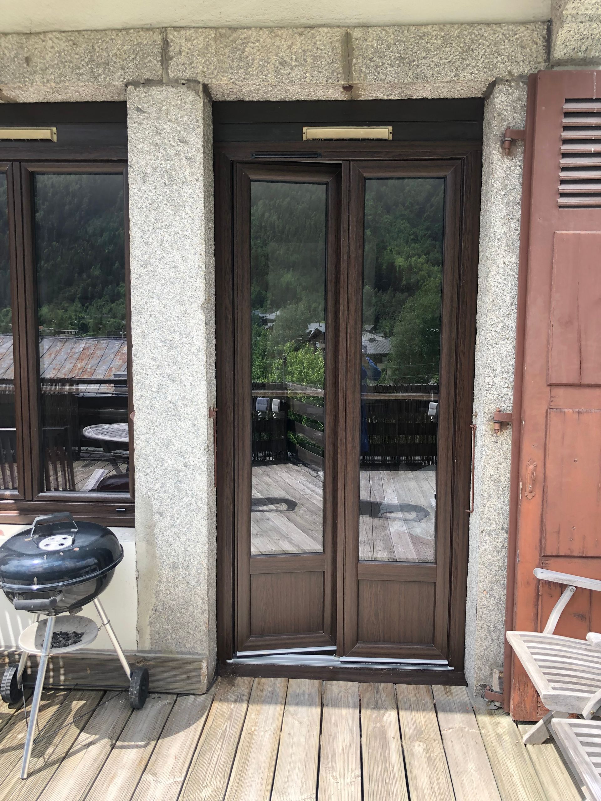 porte d'entrée en bois foncé