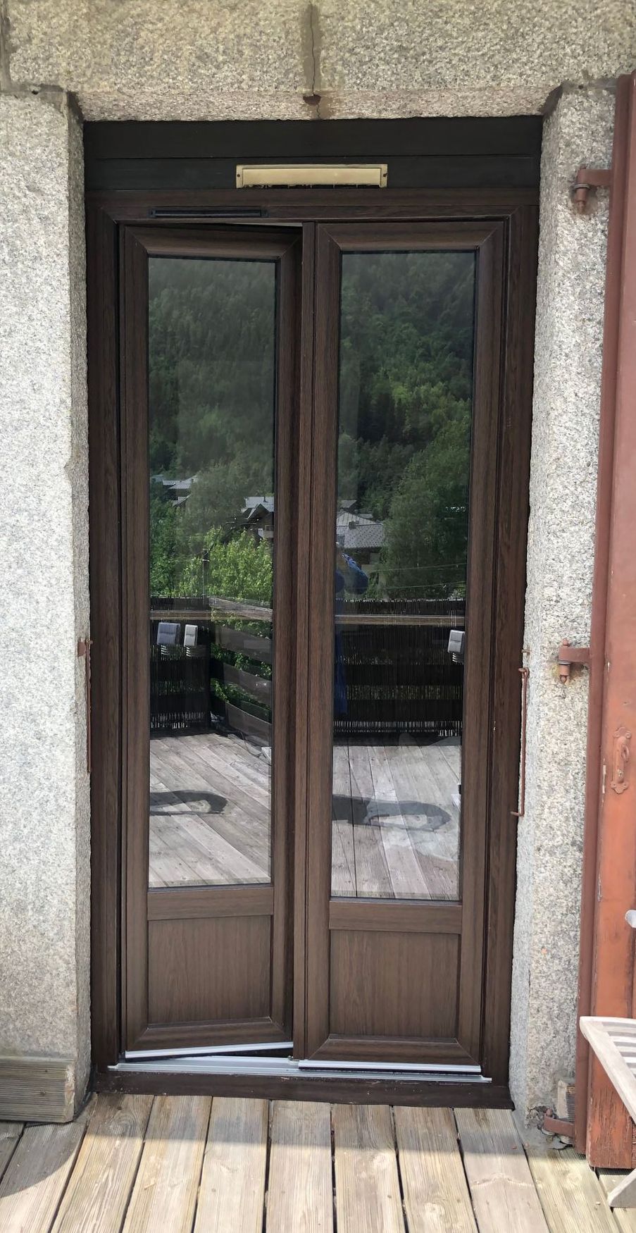 création d'une porte en bois par l'entreprise Miroiterie Berthiller