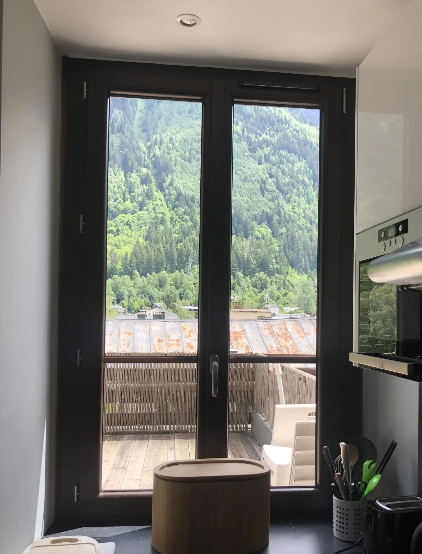 Fenêtre battante dans une cuisine