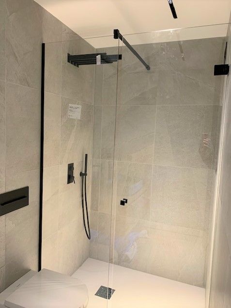 Parois vitrées pour une douche par l'entreprise Miroiterie Berthiller