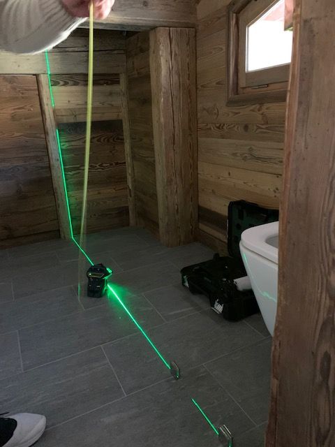 mesure au laser pour une future installation de baie vitrée