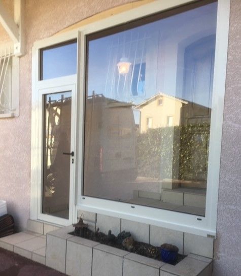 création baie vitré et porte d'entrée pour un magasin par l'entreprise Miroiterie Berthiller