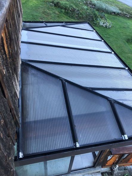 Création d'une marquise en verre et en fer