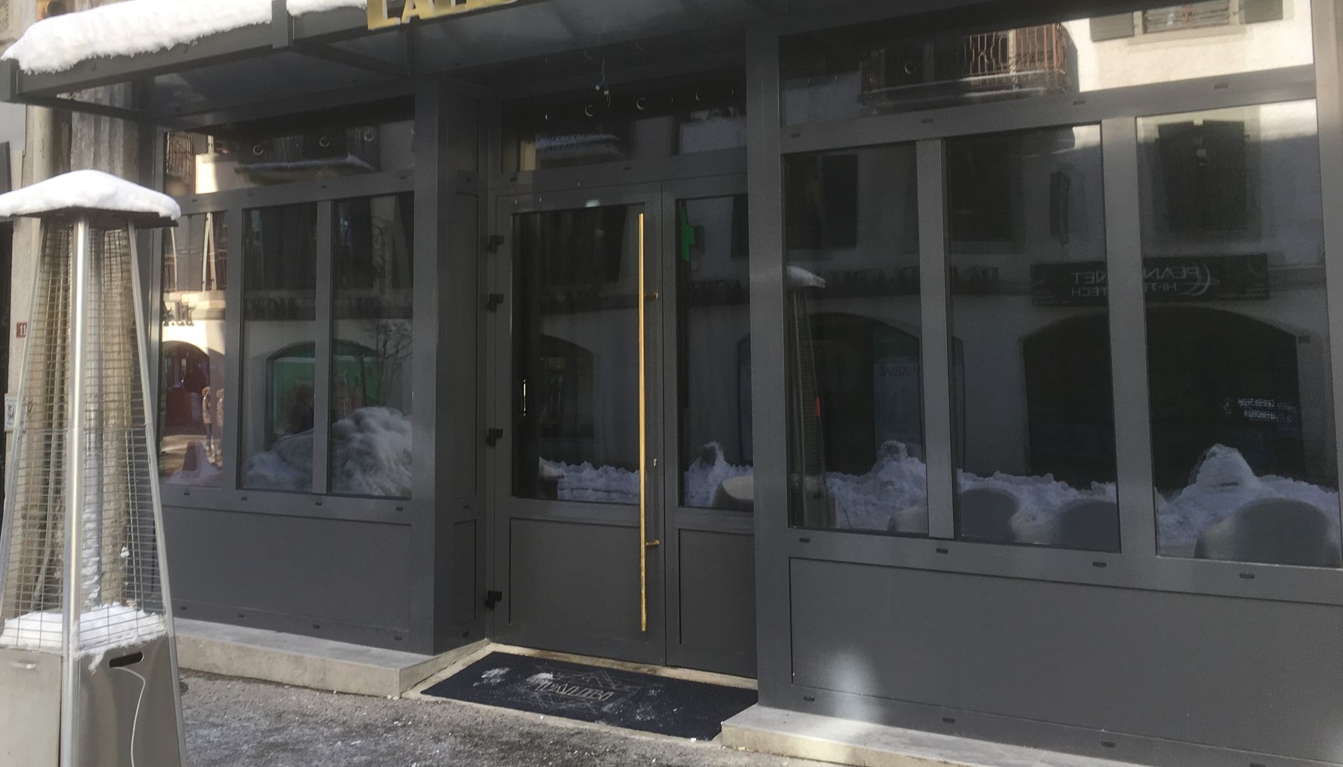 devanture d'un restaurant tout en alu noir