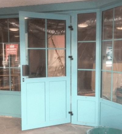 création d'une porte d'entrée et baie vitrée en bois peinte en turquoise