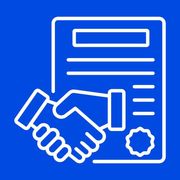 Mains qui se serrent au dessus d'un contrat