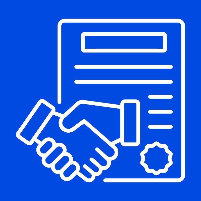 Mains qui se serrent au dessus d'un contrat