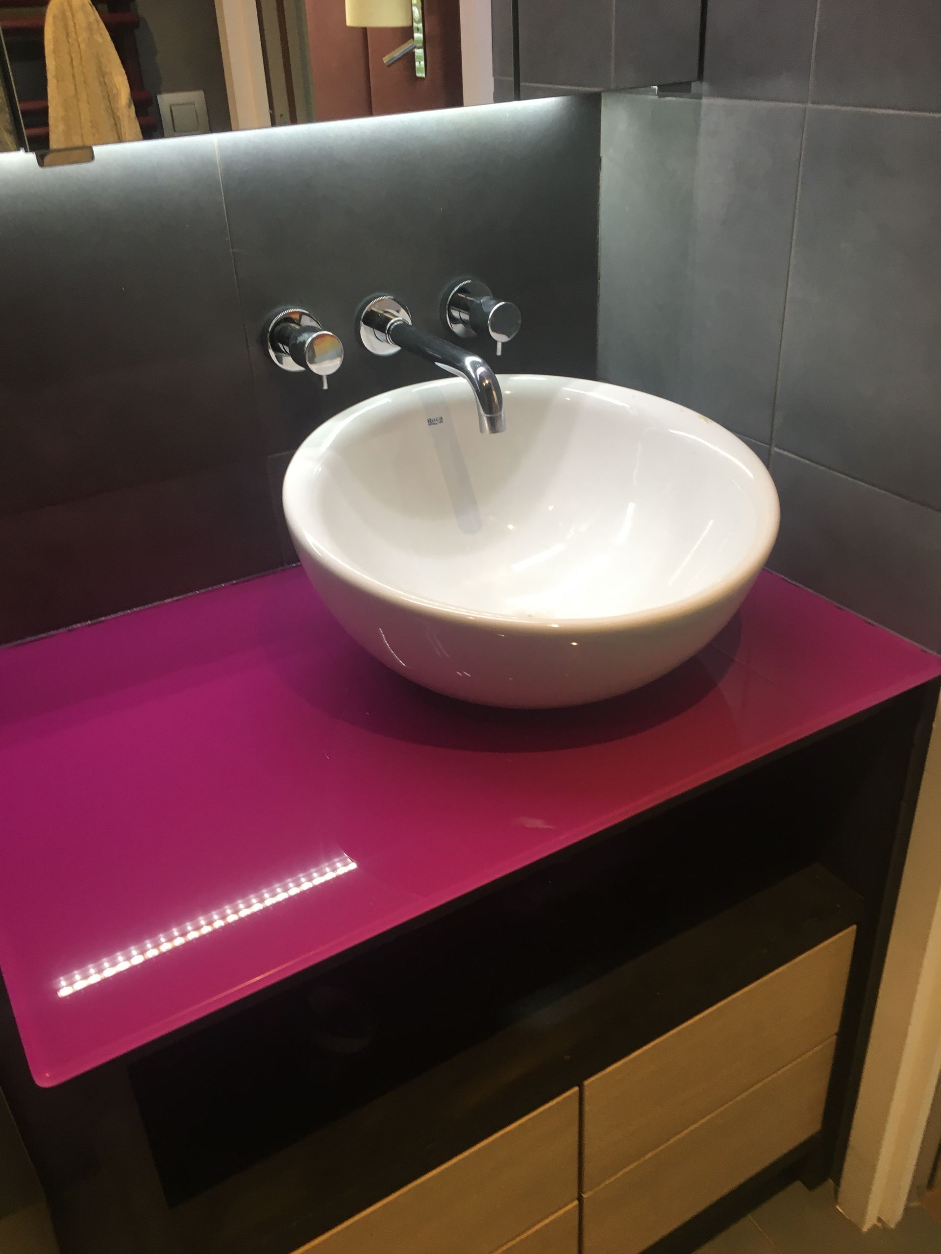 Dessus de meuble de salle de bain en verre rose