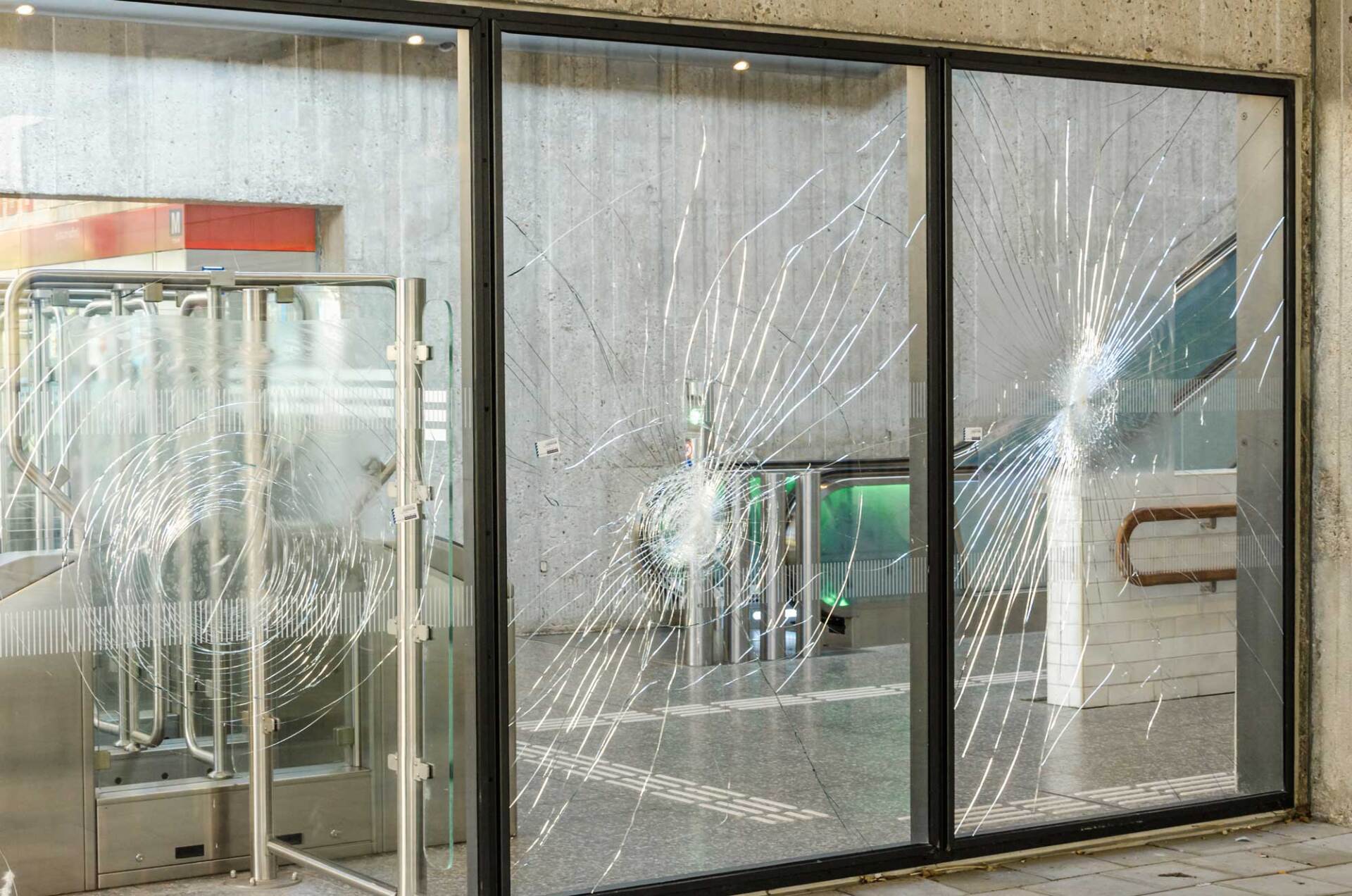 Devanture de magasin vandalisée, vitres cassées