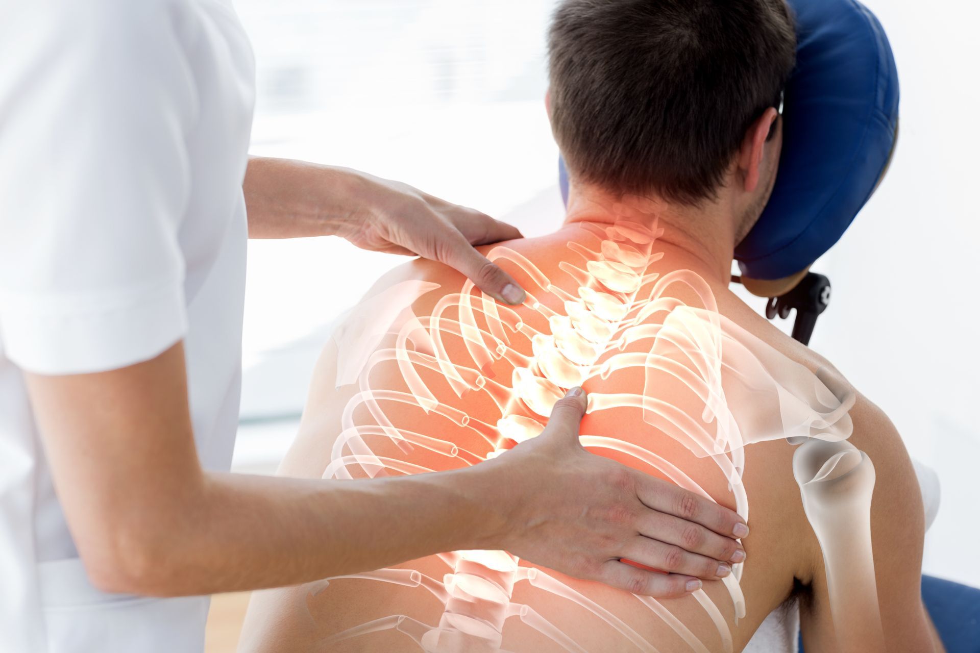 Ein Physiotherapeut dehnt das Bein eines Patienten mit einem blauen Widerstandsband auf einer Behandlungsliege.