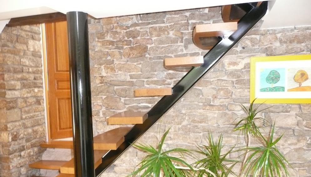 Escalier-avec-poutre-ipn-centrale-marches-bois