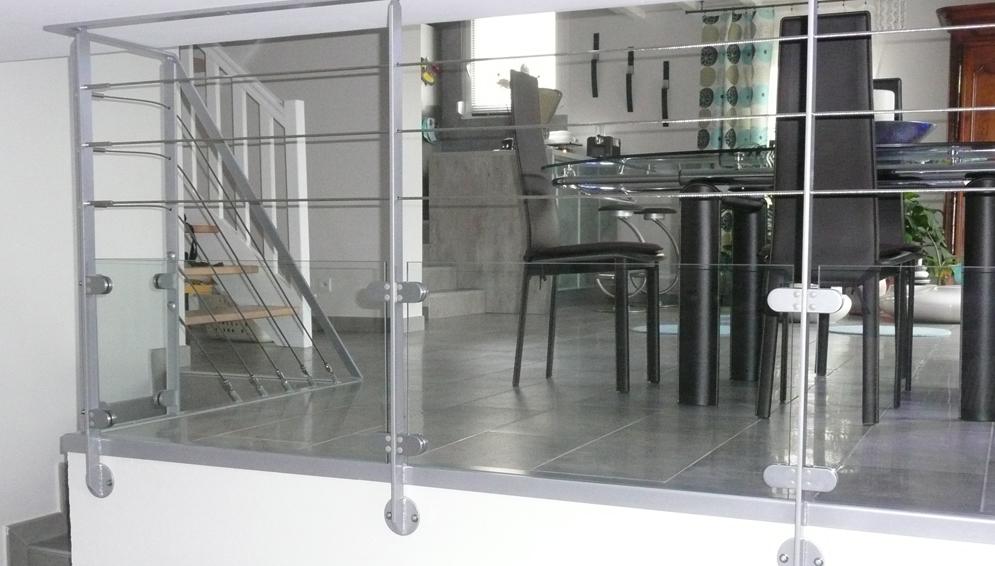 Garde-corps-métal-gris-et-vitre