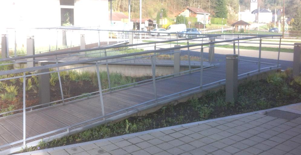 Garde-corps-métallique-lieu-public