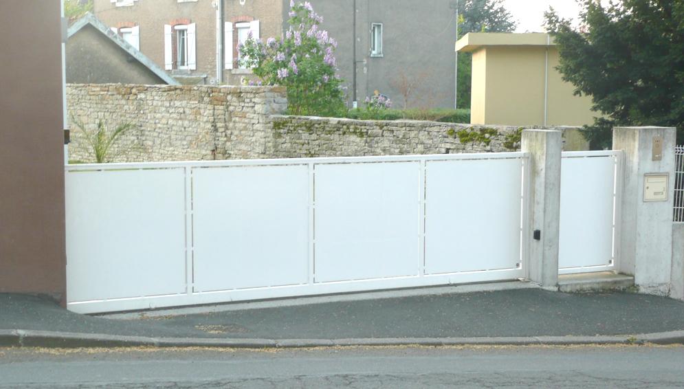 Portail--long-métal-blanc