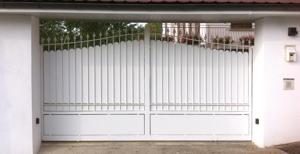 Portail-métal-blanc