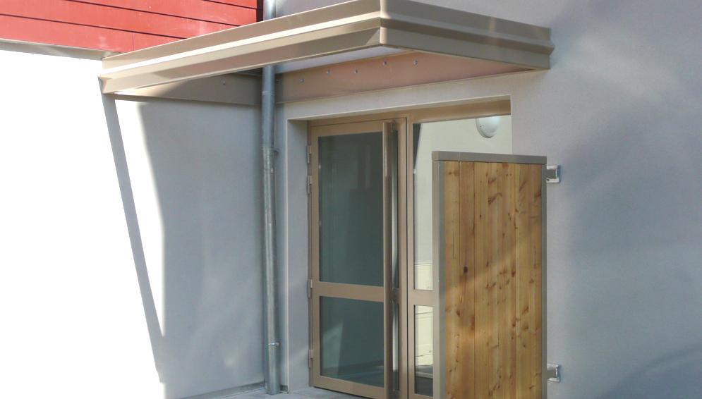 Porte-d'entrée-immeuble-suite-avec-store