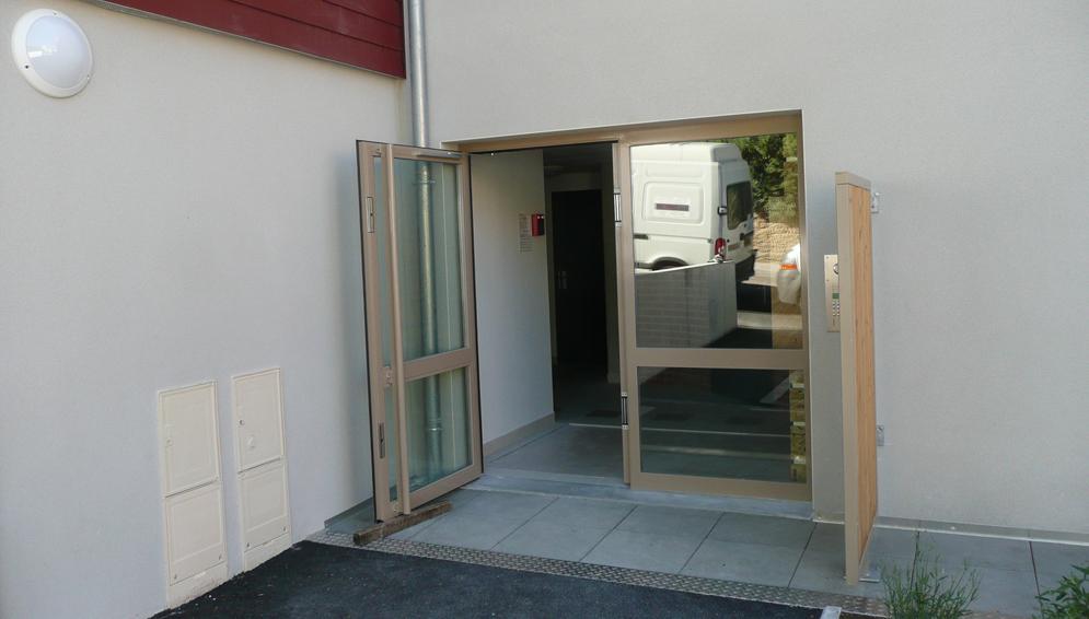 Porte-d'entrée-immeuble-suite
