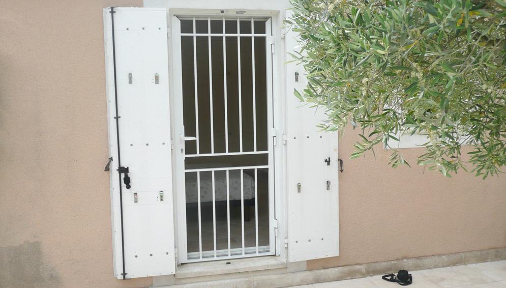 Porte-grille-blanche-extérieure