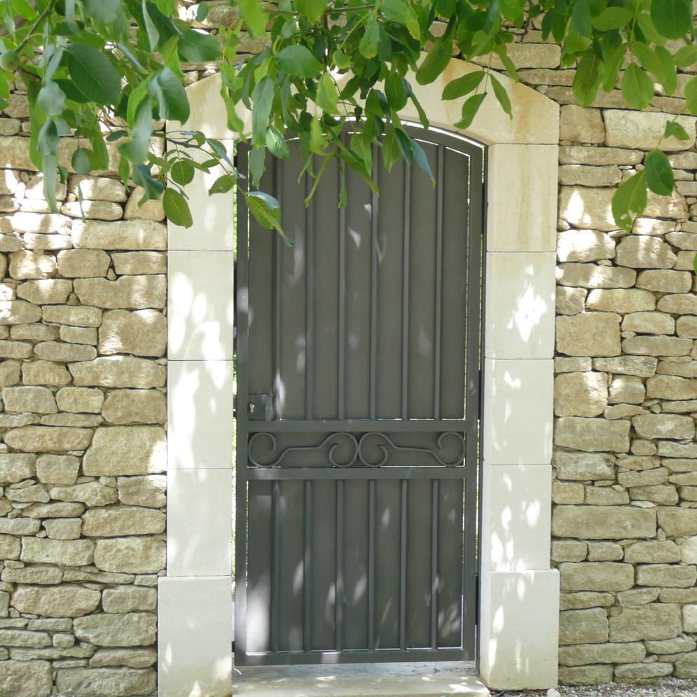 Portillon-métal-gris-avec-bardage