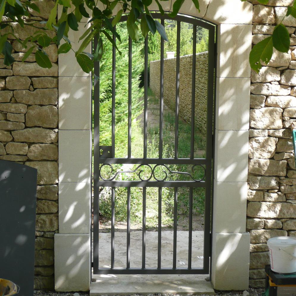 Portillon-métal-gris