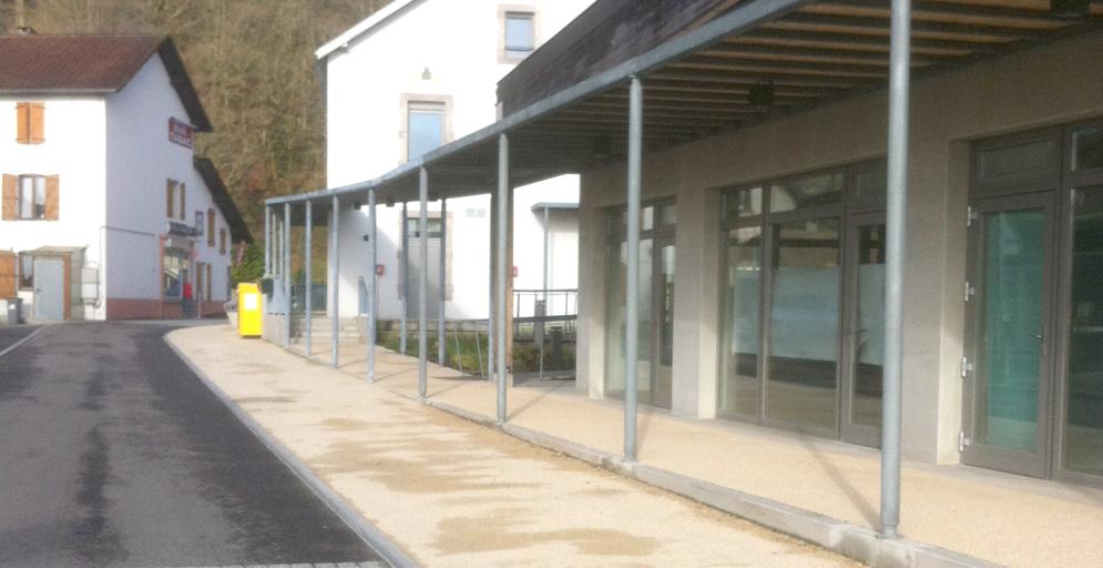 Stores-métalliques-lieu-plublic