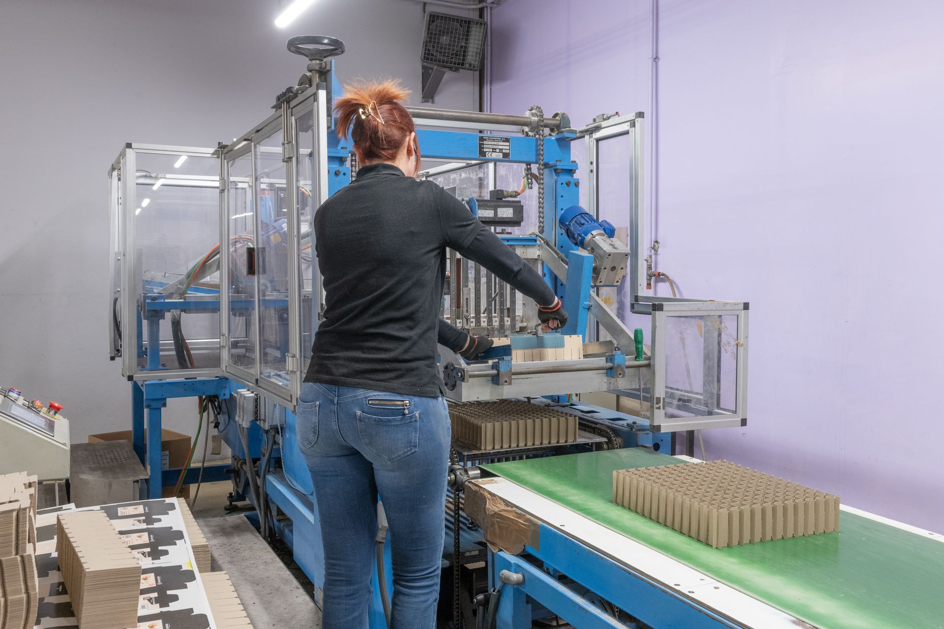 Opératrice sortant des croisillons