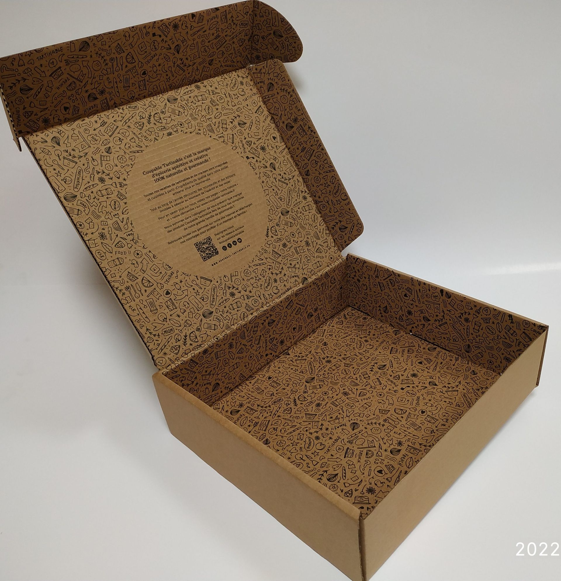 Boite en carton ondulé avec motifs imprimés à l'intérieur