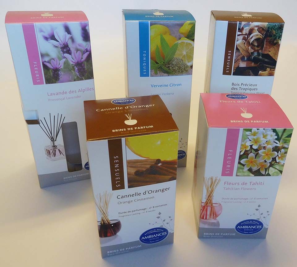 Cinq packaging d'huiles essentielles