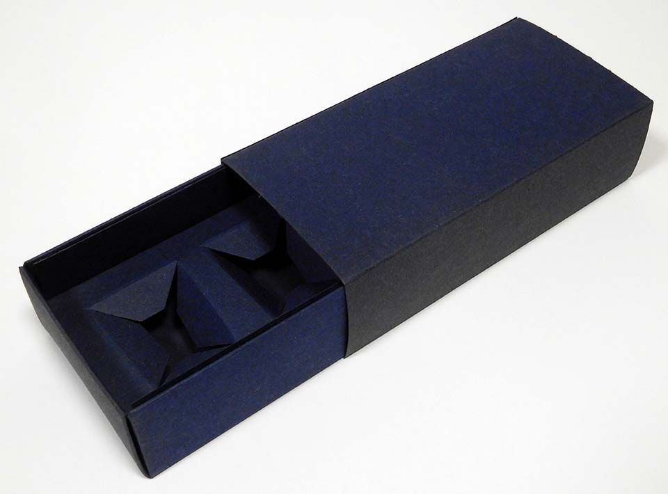 Étui en carton bleu