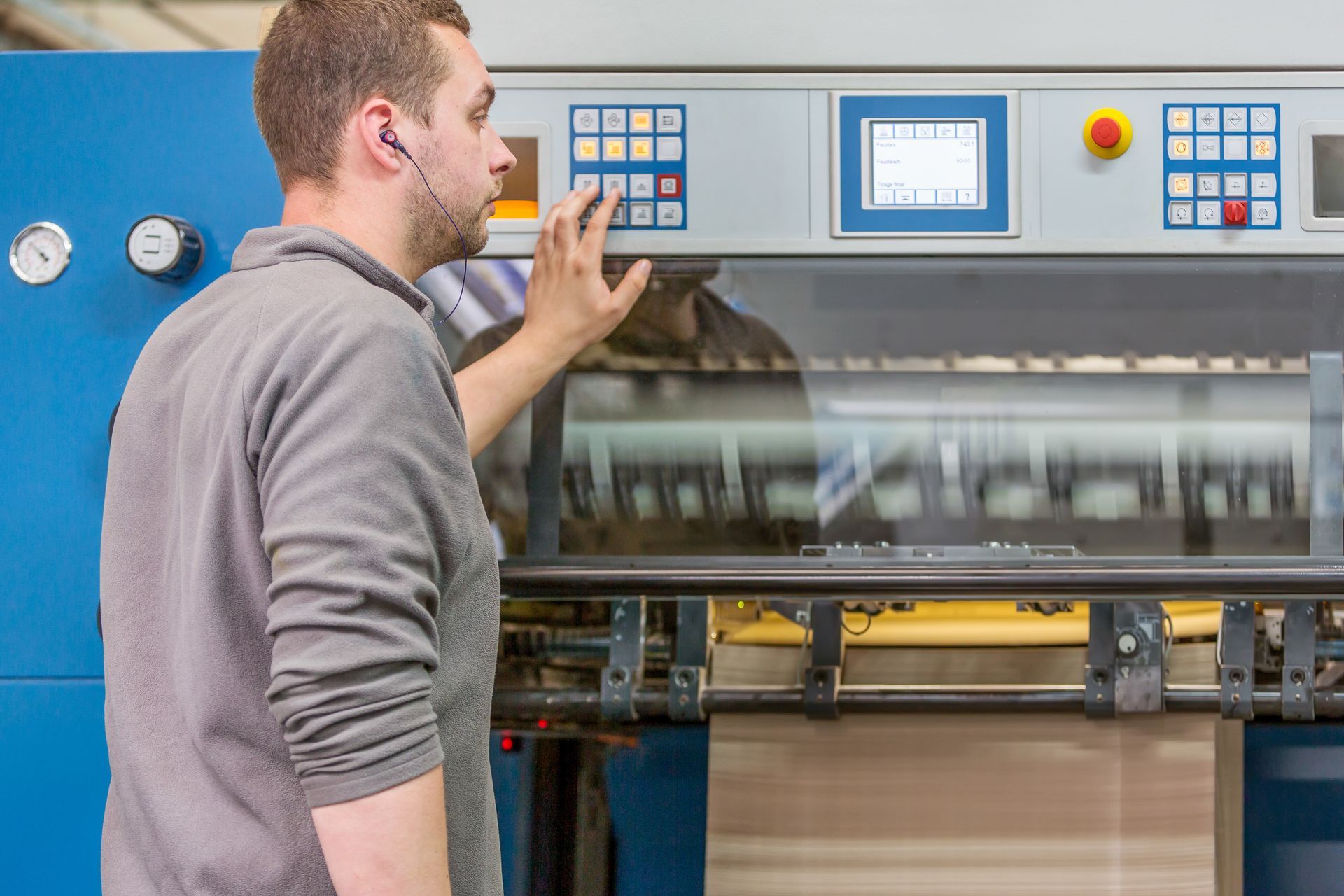 Opérateur sur une machine de cartonnage